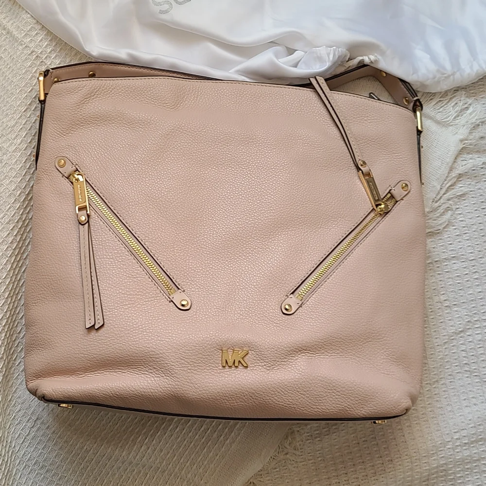 Michael Kors Evie large pebbled leather hobo shoulder bag in a soft pink - Picture 6 of 12